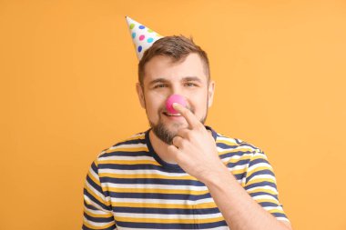 Yakışıklı adam doğum gününü renk arka planında kutluyor