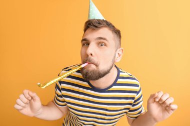 Yakışıklı adam doğum gününü renk arka planında kutluyor