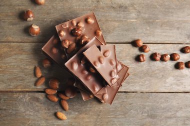 Tahta masada fındıklı çikolata