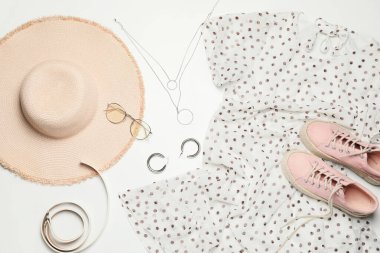 Açık arkaplanda yaz kıyafetleri ve aksesuarları olan kompozisyon