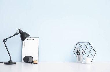 Işık duvarının yanında modern stil işyeri