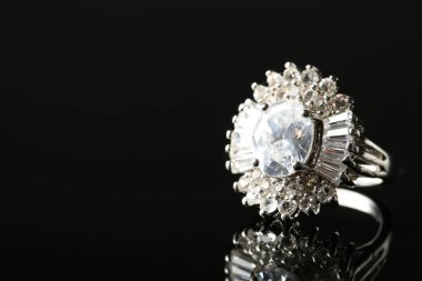 Koyu arkaplanda güzel mücevherler