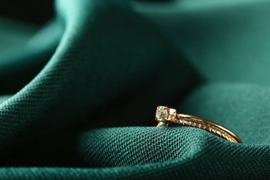 Renkli kumaşta güzel bir yüzük.