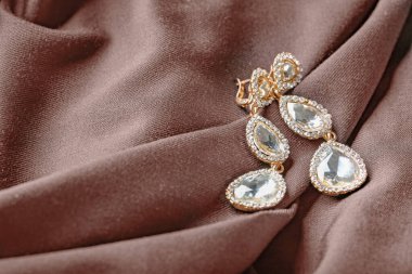 Renkli bezde güzel küpeler.