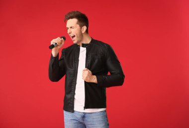 Arka planda şarkı söyleyen genç adam