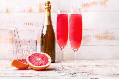 Beyaz masada lezzetli mimoza kokteylleri.