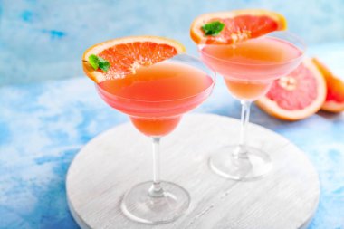 Masada bir bardak lezzetli mimoza kokteyli