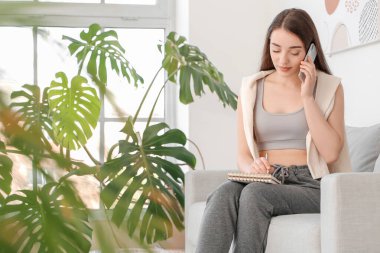 Evde çalışan genç ve güzel bir kadın.