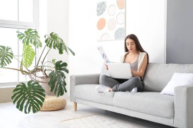 Güzel bayan tasarımcı evde çalışıyor.