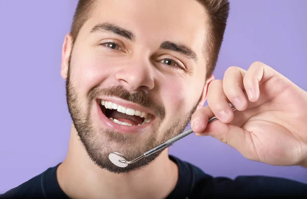 Joyeux Jeune Homme Souriant Avec Miroir Dentaire Sur Fond Couleur — Photo