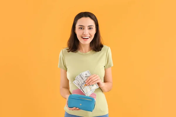 Mujer Joven Con Billetera Sobre Fondo Color — Foto de Stock