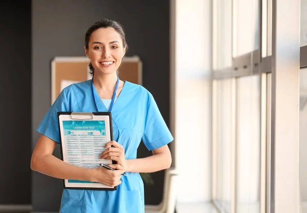 Retrato Jovem Médica Clínica — Fotografia de Stock