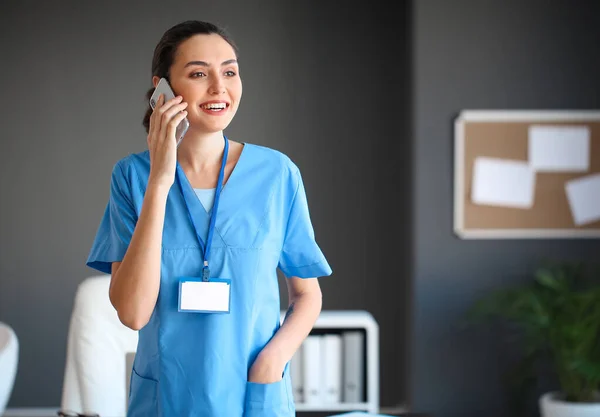 Retrato Jovem Médica Falando Por Telefone Clínica — Fotografia de Stock