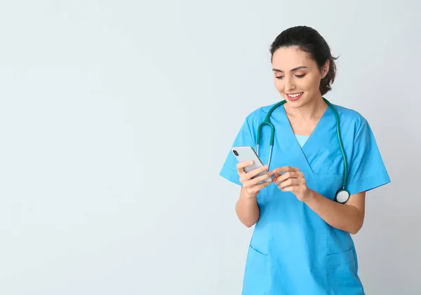 Retrato Jovem Médica Com Telefone Celular Fundo Claro — Fotografia de Stock