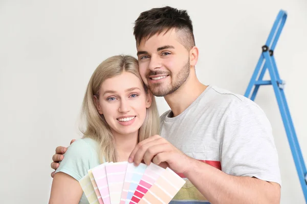 Casal Jovem Com Amostras Cor Fundo Branco — Fotografia de Stock