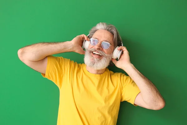 Ευτυχισμένος Ηλικιωμένος Άντρας Που Ακούει Μουσική Στο Φόντο Του Χρώματος — Φωτογραφία Αρχείου