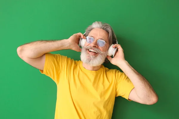 Happy Elderly Man Listening Music Color Background — Stock Photo, Image