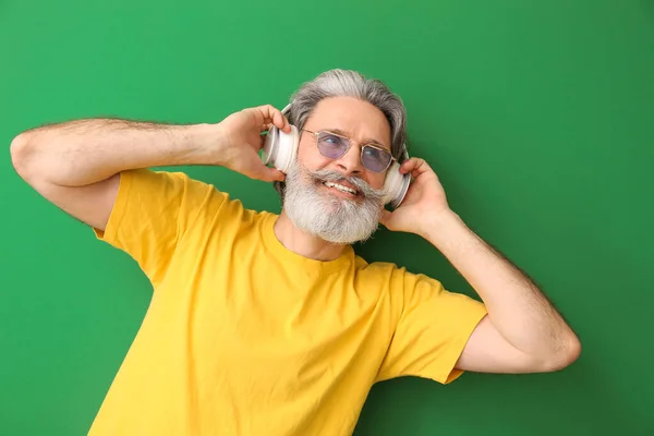 Feliz Anciano Escuchando Música Sobre Fondo Color — Foto de Stock