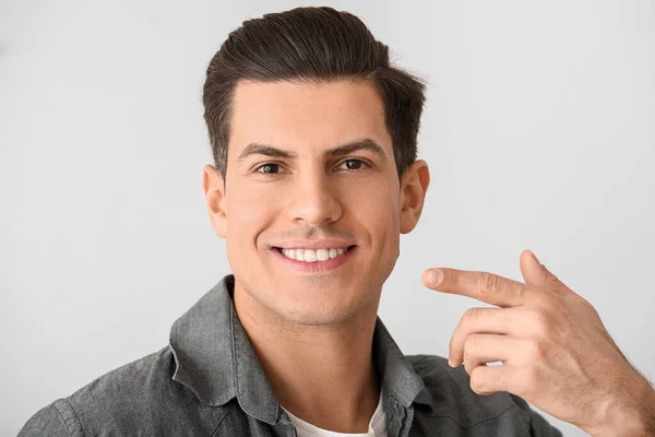 Hombre Joven Con Dientes Sanos Sobre Fondo Claro — Foto de Stock