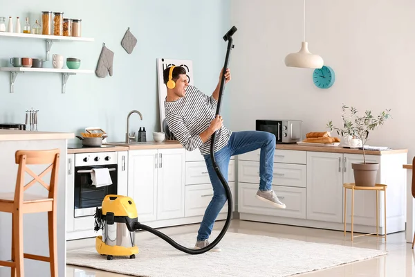 Young Man Listening Music While Hoovering Floor Kitchen — Stock Photo, Image