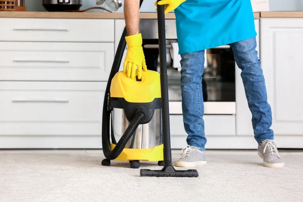 Giovane Uomo Hoovering Pavimento Cucina — Foto Stock