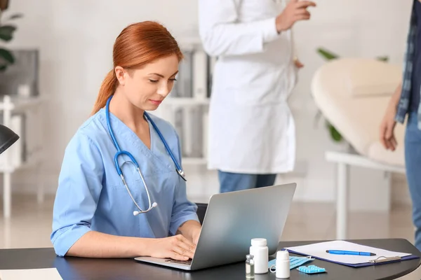 Asistente Médica Femenina Que Trabaja Clínica —  Fotos de Stock