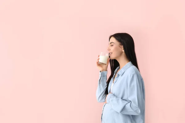 Schöne Schwangere Frau Trinkt Milch Auf Farbigem Hintergrund — Stockfoto