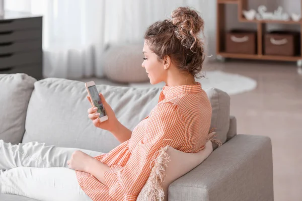 Красива Молода Жінка Використовує Мобільний Телефон Онлайн Покупки Вдома — стокове фото