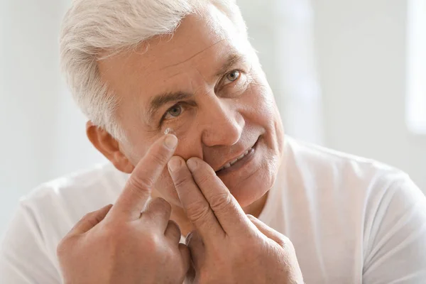 Uomo Maturo Mettere Lenti Contatto Casa — Foto Stock