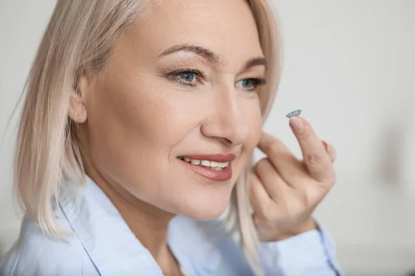 Reife Frau Setzt Hause Kontaktlinsen Ein — Stockfoto