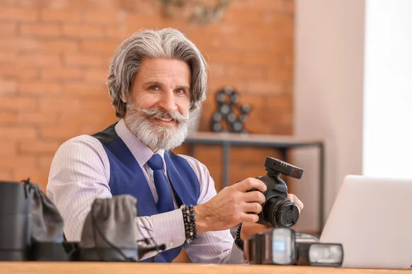 Senior Fotograaf Aan Tafel Studio — Stockfoto