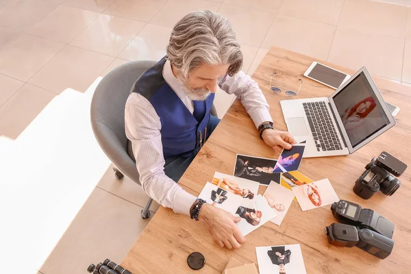 Senior Fotograaf Werkzaam Studio — Stockfoto