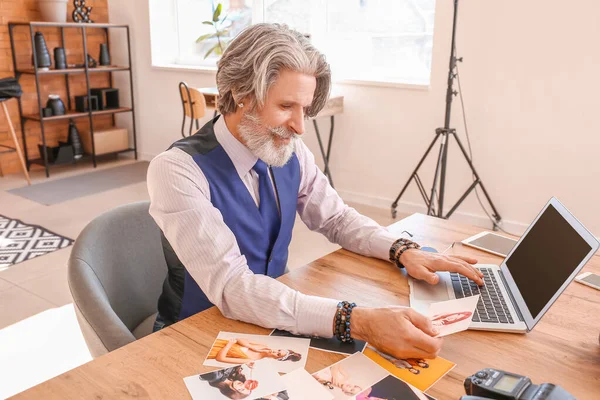 Senior Photographer Working Studio — Stock Photo, Image