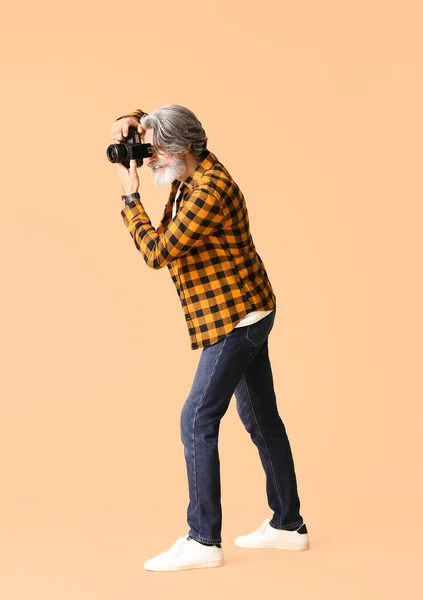 Przystojny Starszy Fotograf Tle Koloru — Zdjęcie stockowe