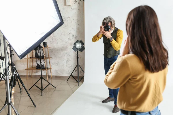 Senior Fotograf Arbetar Med Modell Studio — Stockfoto