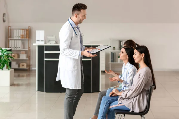 Male Doctor Patients Hall Clinic — Stock Photo, Image