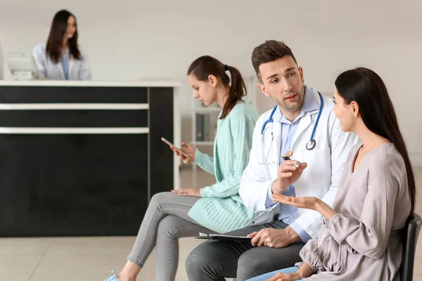 Médico Varón Con Paciente Que Trabaja Sala Clínica —  Fotos de Stock