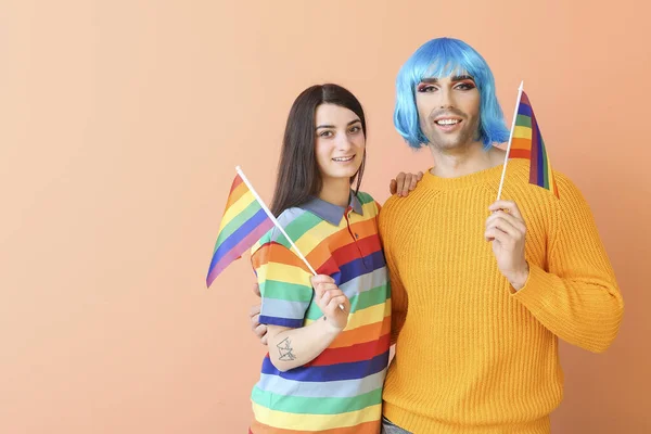 Portret Młodej Pary Transseksualistów Flagami Lgbt Tle Koloru — Zdjęcie stockowe