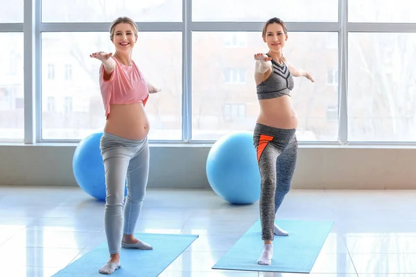 Young Pregnant Women Practicing Yoga Gym — Stock Photo, Image