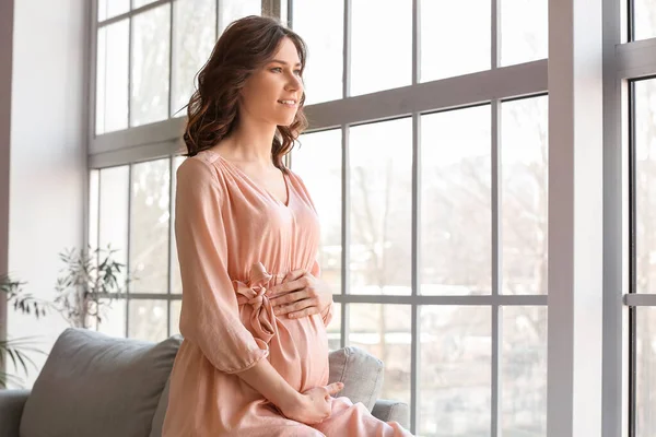 Mooie Zwangere Vrouw Buurt Van Raam Thuis — Stockfoto