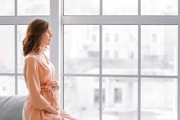 Όμορφη Έγκυος Γυναίκα Κοντά Στο Παράθυρο Στο Σπίτι — Φωτογραφία Αρχείου