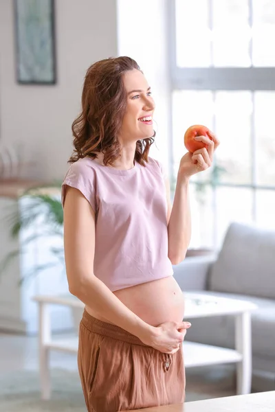 Krásná Těhotná Žena Jablkem Doma — Stock fotografie