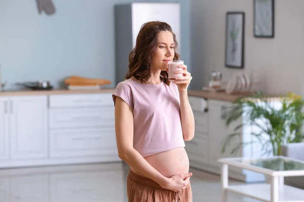 美しい妊娠中の女性とともに健康ヨーグルトに家 — ストック写真