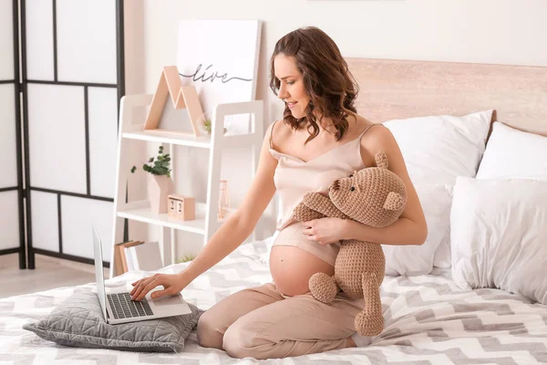 Beautiful Pregnant Woman Laptop Home — Stock Photo, Image