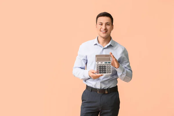 Młody Człowiek Kalkulatorem Tle Koloru — Zdjęcie stockowe