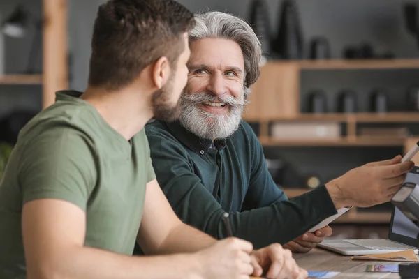 Mentor Geeft Les Aan Jonge Fotografen Studio — Stockfoto