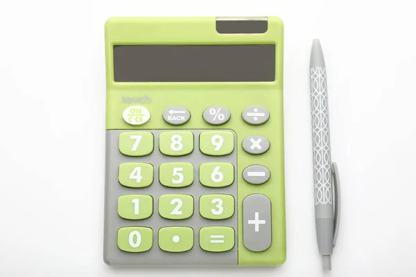 Moderner Taschenrechner Mit Stift Auf Weißem Hintergrund — Stockfoto