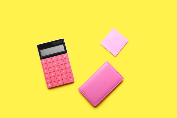 Moderner Taschenrechner Mit Schreibwaren Auf Farbigem Hintergrund — Stockfoto