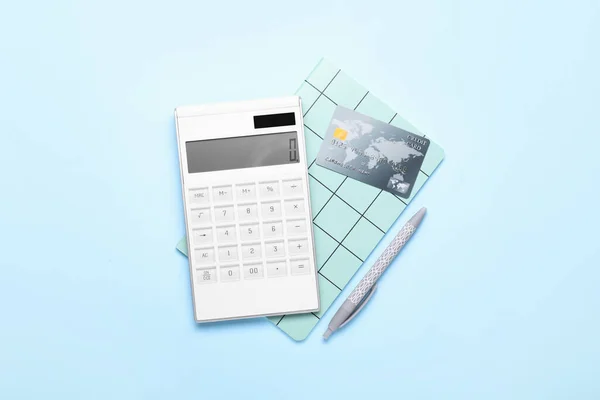 Calculadora Com Papelaria Cartão Crédito Fundo Cor — Fotografia de Stock