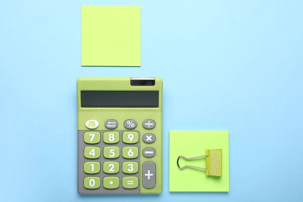 Calculadora Moderna Con Papelería Sobre Fondo Color — Foto de Stock